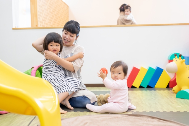 子供たちと触れ合う女性保育士