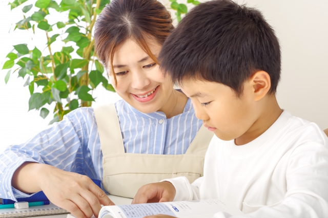 勉強を教える女性