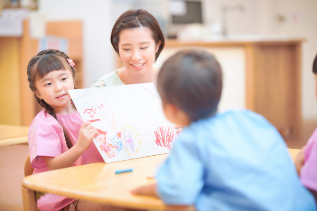 女性保育士と子供たち